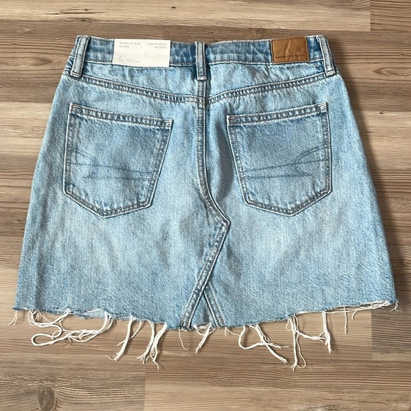 American Eagle Super Hi-rise Jean Mini Skirt Size 2 (26) Rigid denim Raw hem NWT - Picture 4 of 13